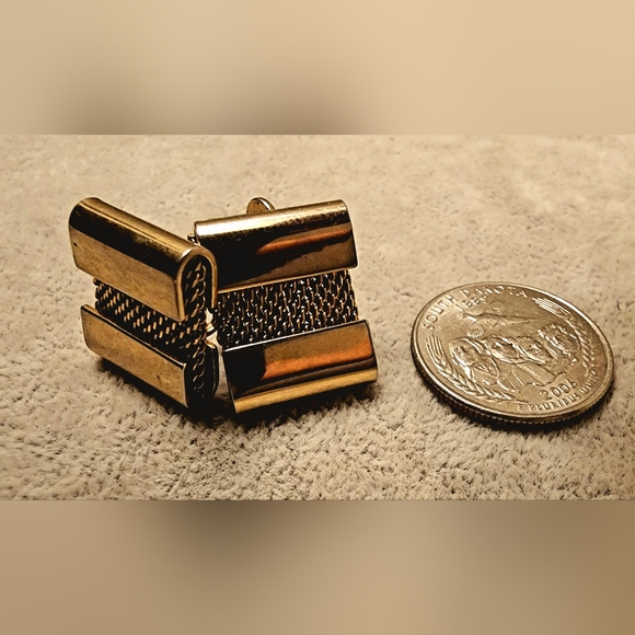 1970s gold tone mesh screwback earrings - Picture 5 of 5